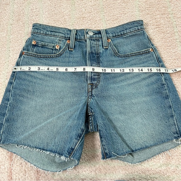 NWOT Levi's 501 Mid Thigh Denim Shorts Button Fly Raw Hem Size 26 - Picture 10 of 11
